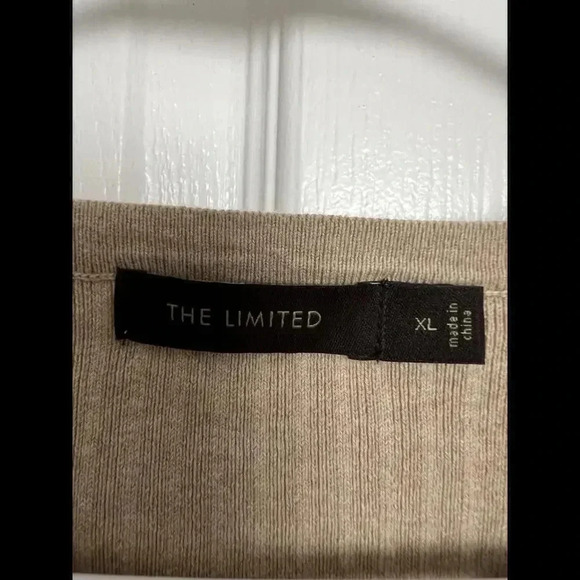 The limited tan and red sweater cardigan - Picture 3 of 4